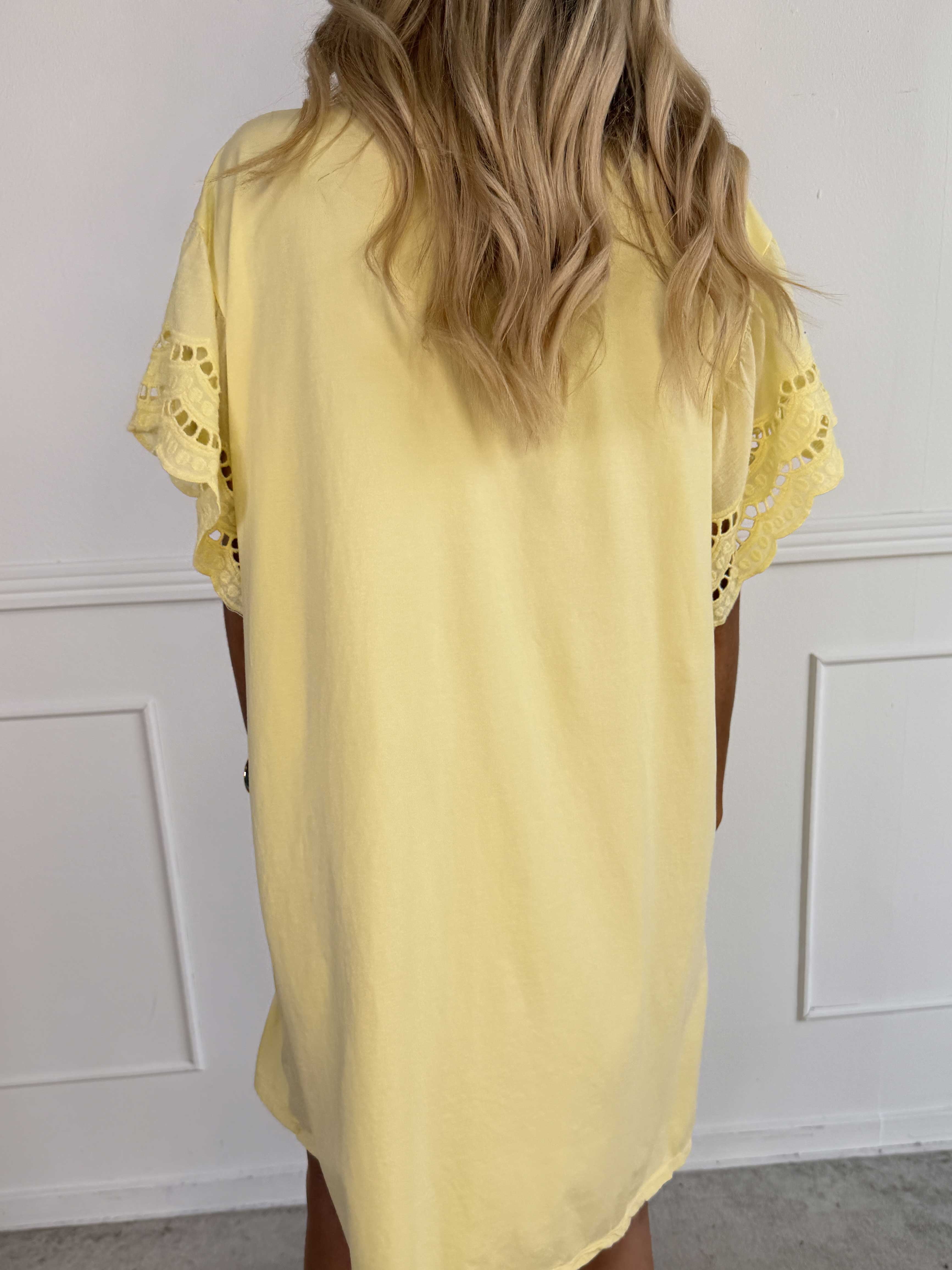 Magnolia - T-shirtkjole i blød bomuld med fine ærmer i broderet hulmønster